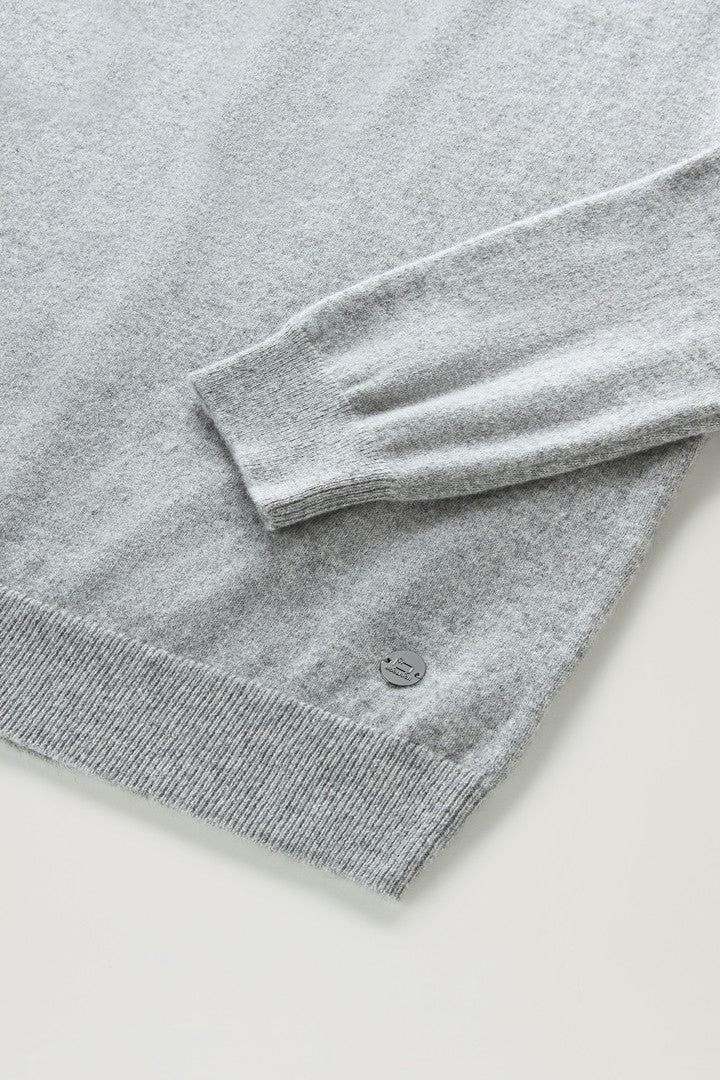 Luxe Crewneck Sweater in Pure Cashmere (Light Grey Melange) - Detail View 2