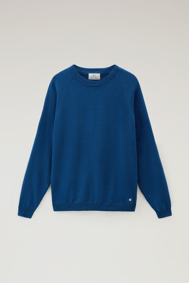 Luxe Crewneck Sweater in Pure Cashmere (Light Grey Melange) - Detail View 5