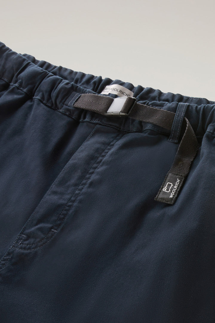 Garment-Dyed Chino Shorts in Stretch Cotton (Beach Sand) - Detail View 2