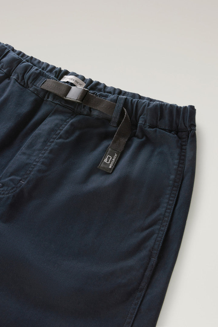 Garment-Dyed Chino Shorts in Stretch Cotton (Beach Sand) - Detail View 3
