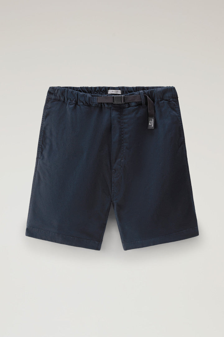 Garment-Dyed Chino Shorts in Stretch Cotton (Beach Sand) - Detail View 1