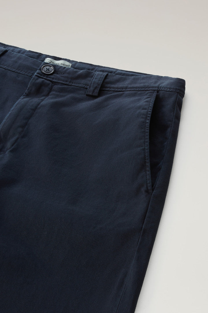 Garment-Dyed Chino Shorts in Stretch Cotton (Beach Sand) - Detail View 4