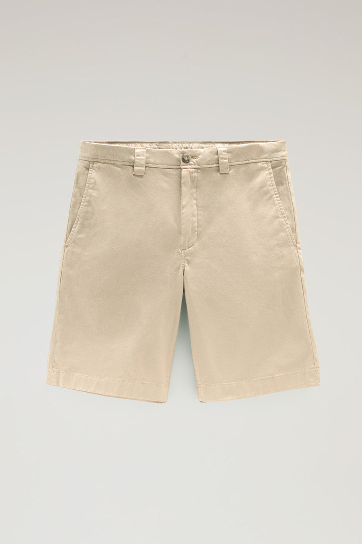 Garment-Dyed Chino Shorts in Stretch Cotton (Beach Sand) - Detail View 1