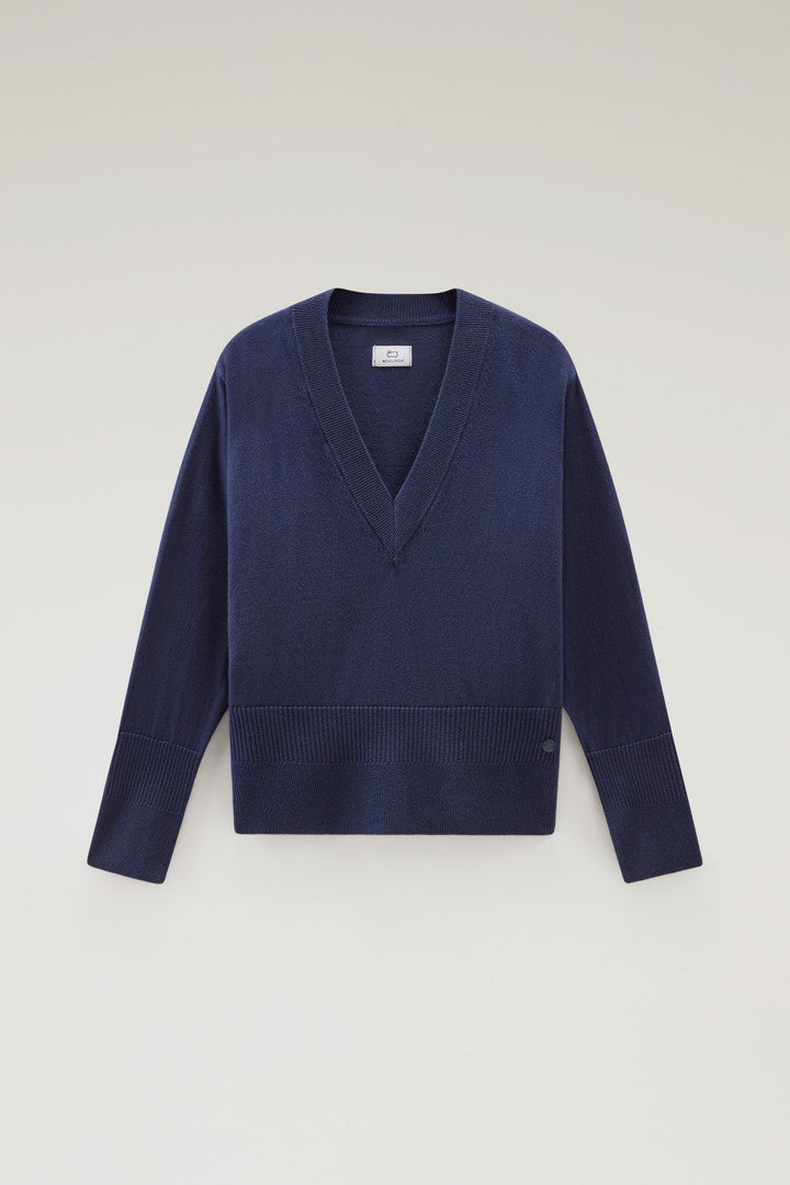 V-Neck Sweater in Cotton and Cashmere (Plaster White) - Detail View 5