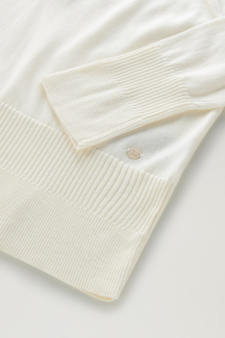 V-Neck Sweater in Cotton and Cashmere (Plaster White) - Detail View 2
