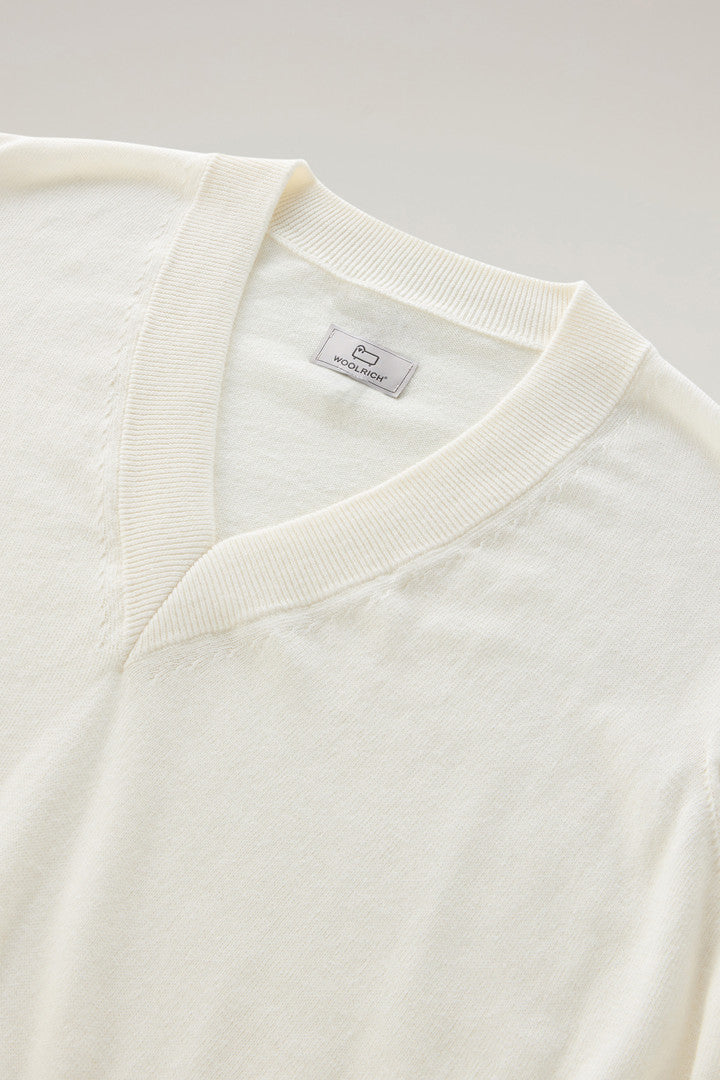 V-Neck Sweater in Cotton and Cashmere (Sage) - Detail View 2