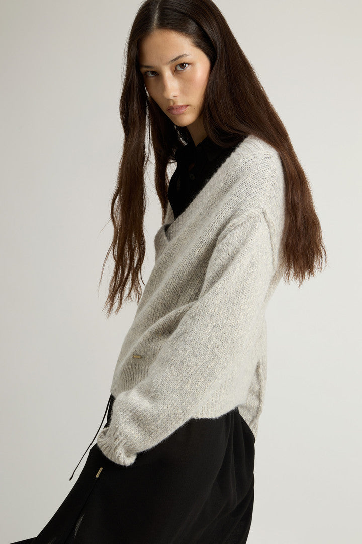 Sweater in Cotton, Alpaca and Wool Blend (Light Grey Melange) - Detail View 4