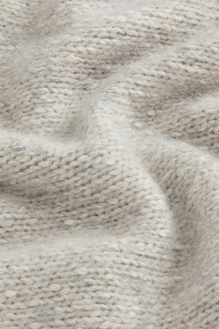 Sweater in Cotton, Alpaca and Wool Blend (Light Grey Melange) - Detail View 5