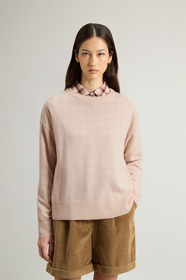 Crewneck Sweater in Virgin Wool and Cashmere Blend (Black) - Detail View 1