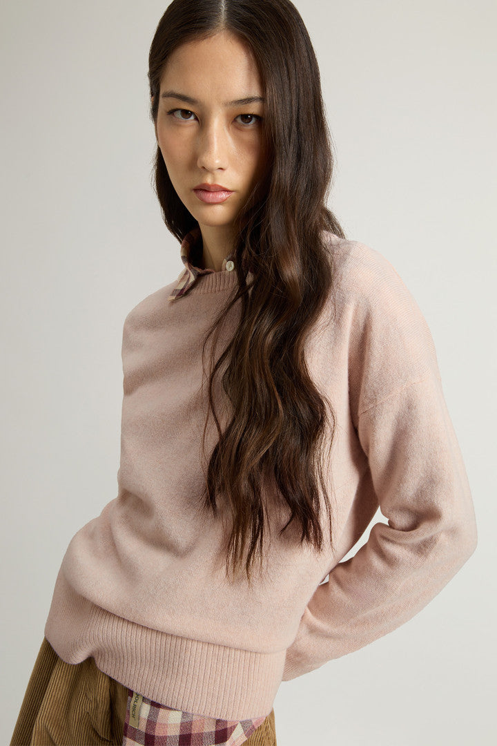 Crewneck Sweater in Virgin Wool and Cashmere Blend (Black) - Detail View 4