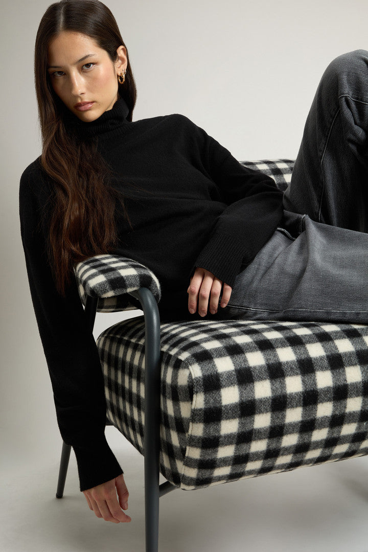 Turtleneck Sweater in Virgin Wool and Cashmere Blend (Black) - Detail View 4