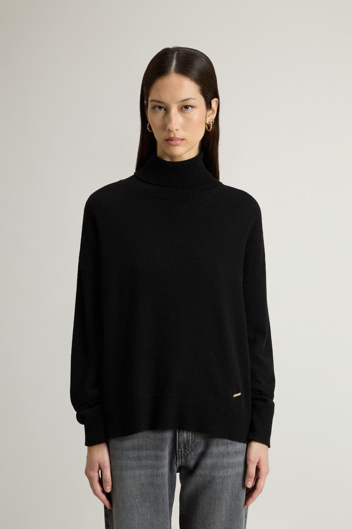 Turtleneck Sweater in Virgin Wool and Cashmere Blend (Black) - Detail View 1