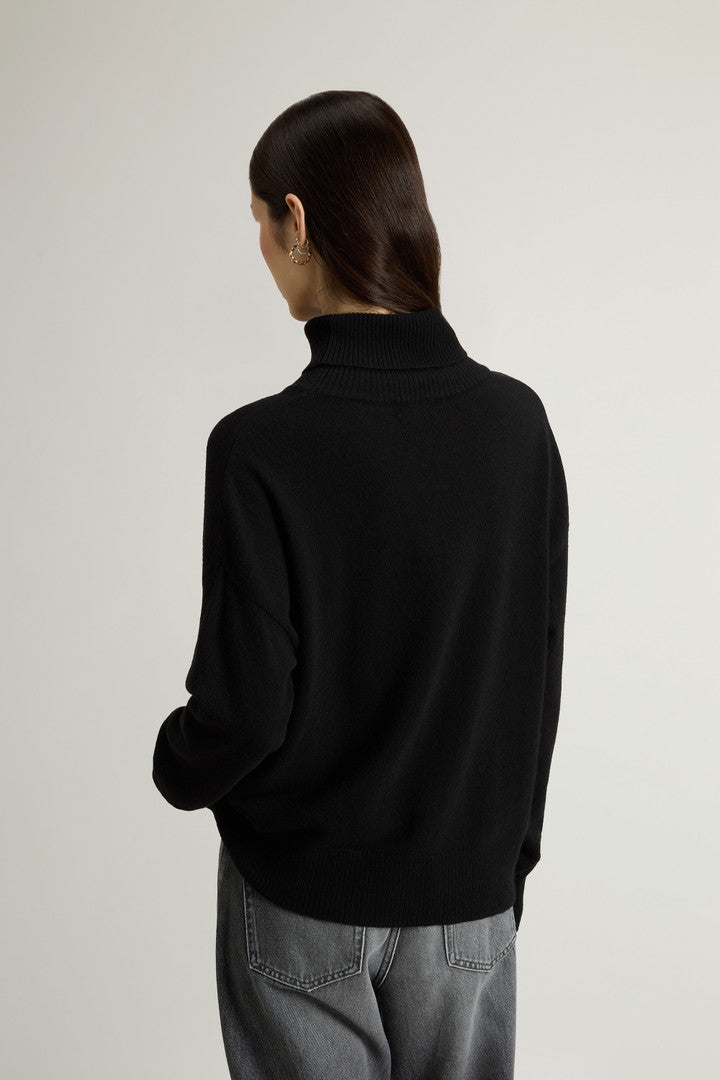 Turtleneck Sweater in Virgin Wool and Cashmere Blend (Black) - Detail View 3