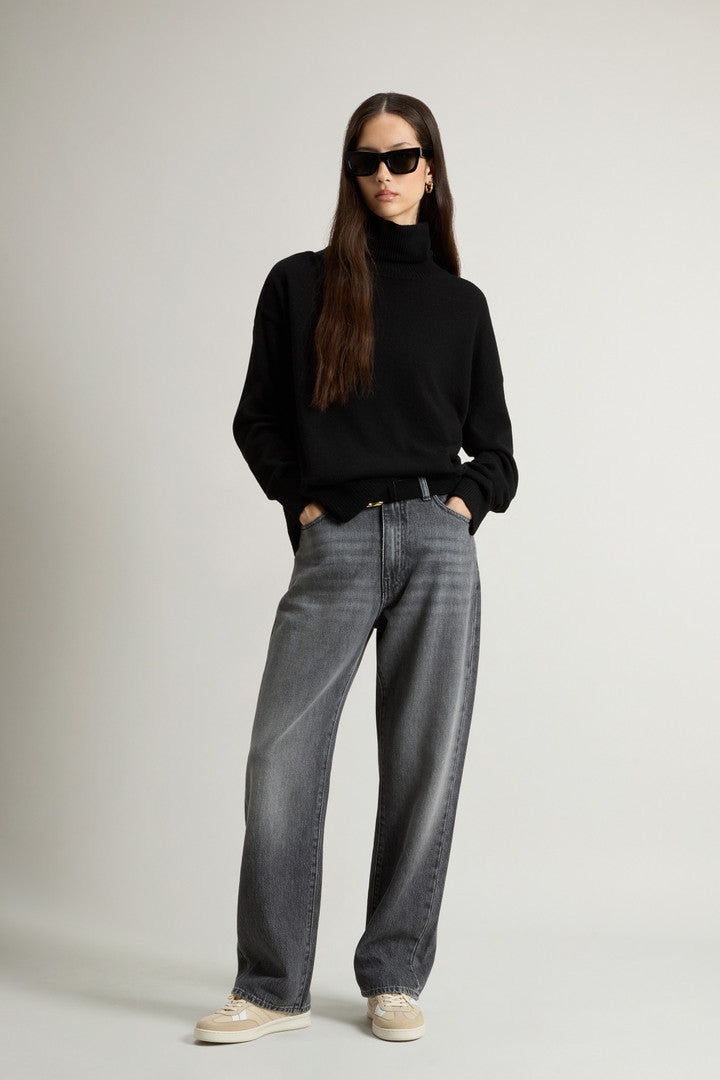 Turtleneck Sweater in Virgin Wool and Cashmere Blend (Black) - Detail View 2