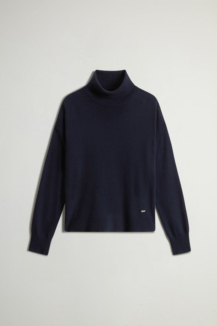 Turtleneck Sweater in Virgin Wool and Cashmere Blend (Black) - Detail View 7
