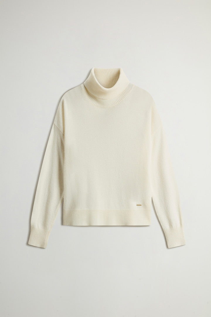Turtleneck Sweater in Virgin Wool and Cashmere Blend (Black) - Detail View 6