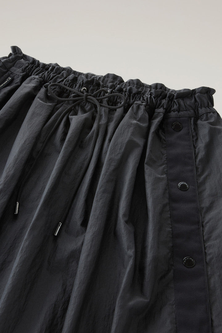 Skirt in Crinkle Satin Nylon (Black) - Detail View 1