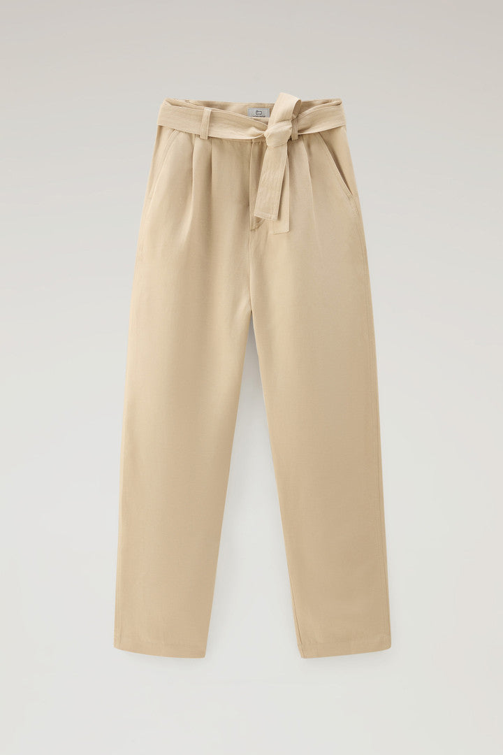 Belted Pants in Linen Blend (Feather Beige) - Detail View 1