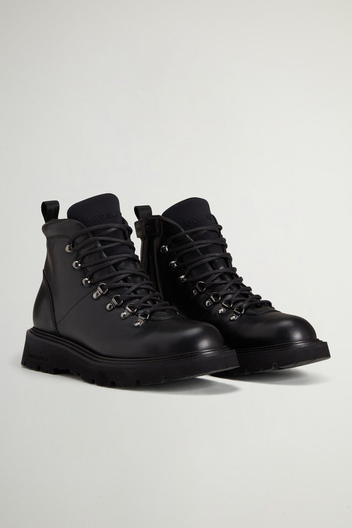 Hiking Boots in Leather (Black) - Detail View 1