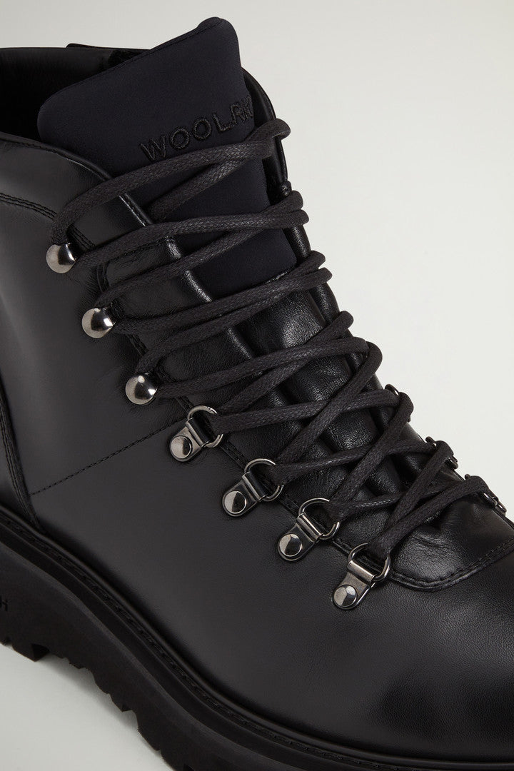 Hiking Boots in Leather (Black) - Detail View 4